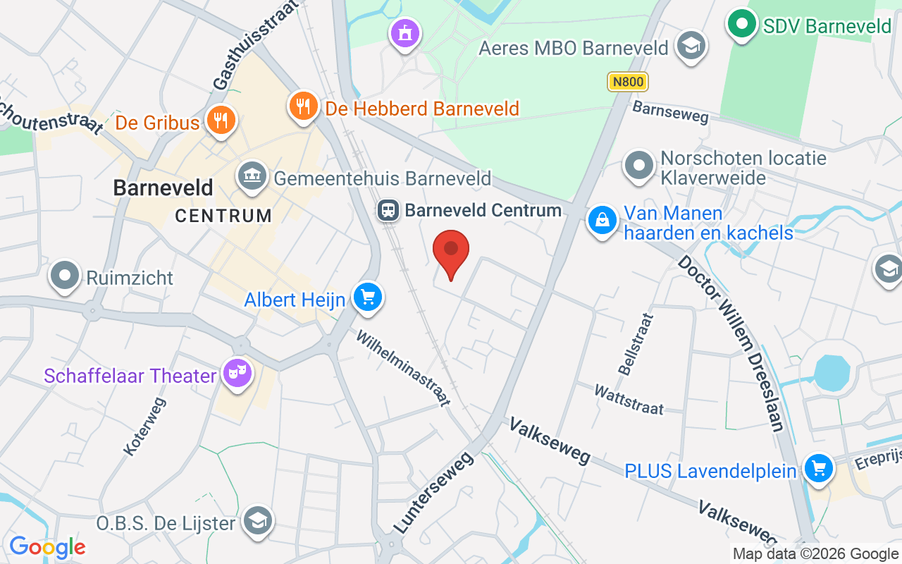 Interieur van de Dorcas Winkel in Barneveld met diverse tweedehands kleding en accessoires op de achtergrond.