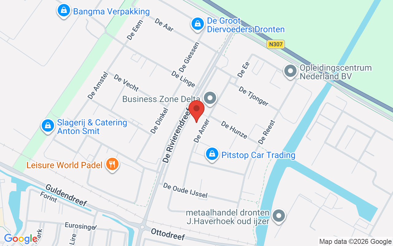 Gezicht op de ingang van de Dorcas Winkel in Dronten, met winkelpui en omgeving zichtbaar.