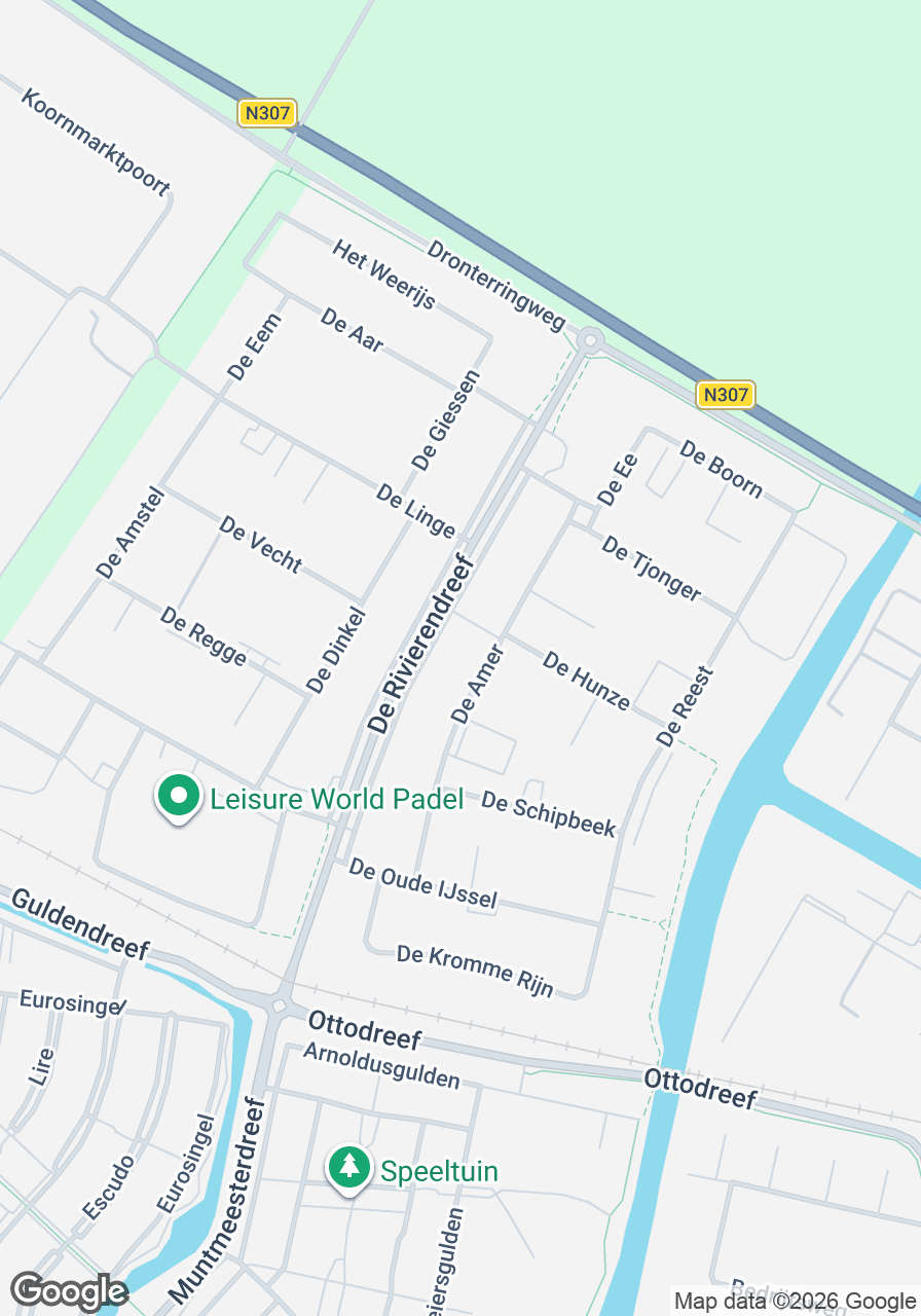 Gezicht op de ingang van de Dorcas Winkel in Dronten, met winkelpui en omgeving zichtbaar.