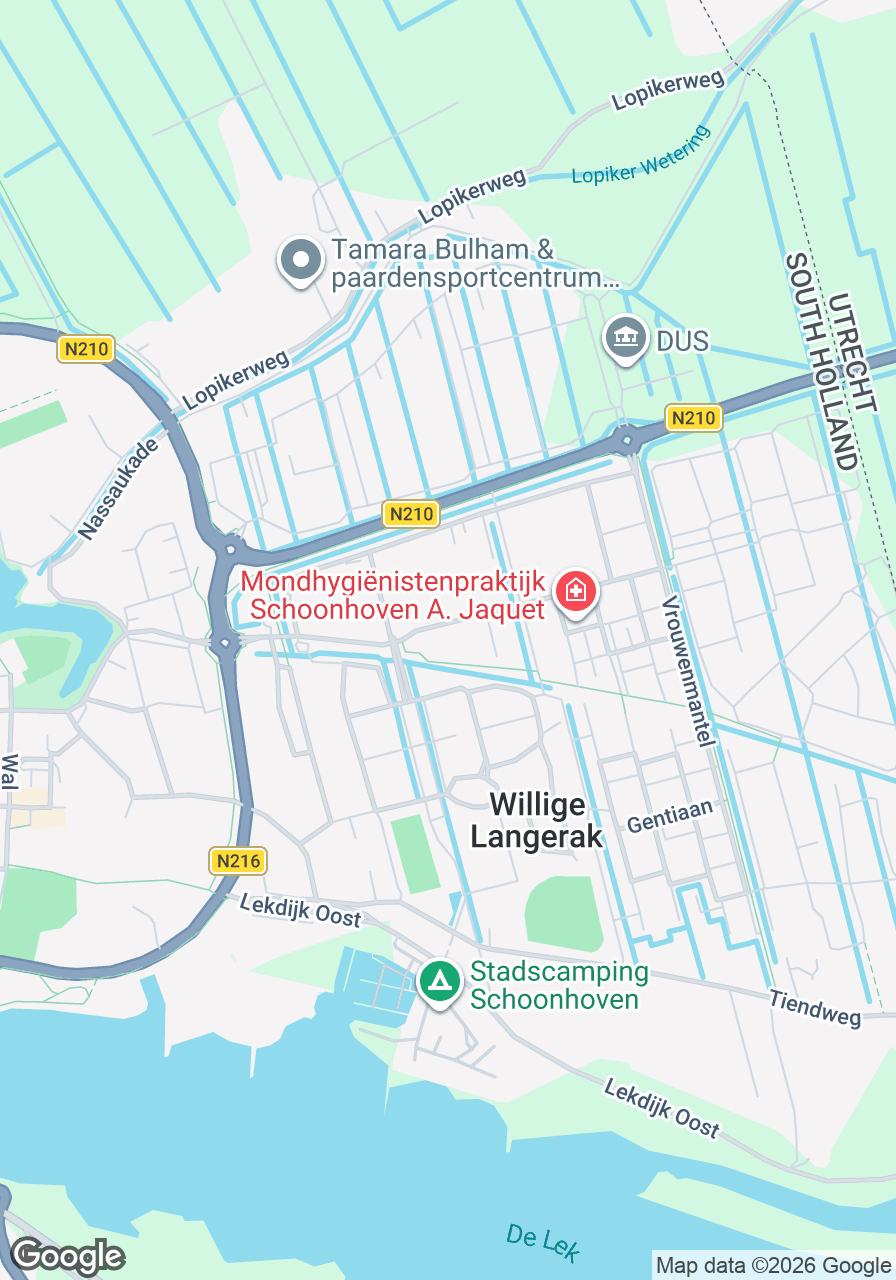 Gezellige tweedehands winkel in Schoonhoven met diverse kleding, accessoires en huishoudspullen, gericht op duurzaamheid en lokale gemeenschap.
