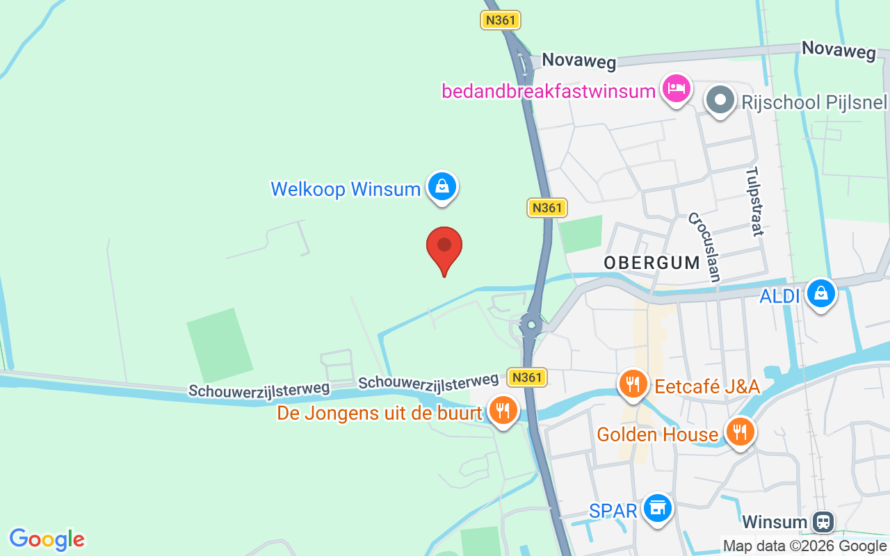 Gezellige tweedehandswinkel in Winsum met diverse kleding en accessoires.