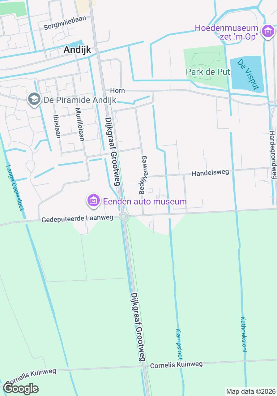 Gezicht op de Dorcas Winkel in Andijk, gelegen aan de Gedeputeerde Laanweg, met nabijgelegen winkels en transportmogelijkheden.