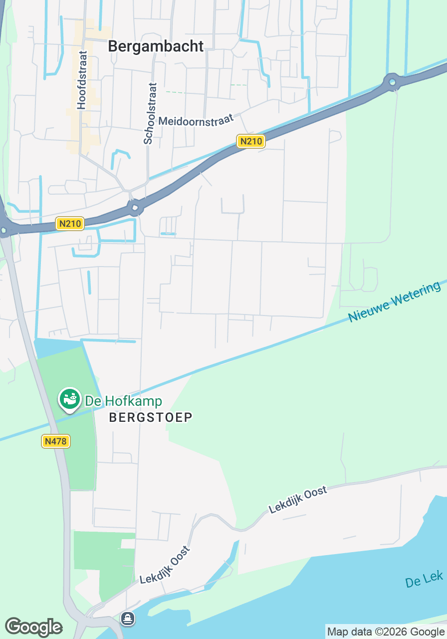 Gezicht op de Dorcas Winkel in Bergambacht, gelegen nabij de N210 en omgeven door lokale voorzieningen en groene gebieden.