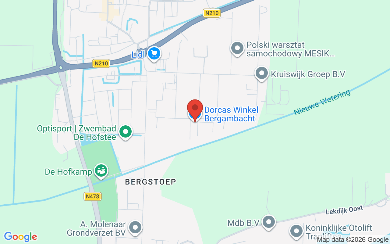 Gezicht op de Dorcas Winkel in Bergambacht, gelegen nabij de N210 en omgeven door lokale voorzieningen en groene gebieden.