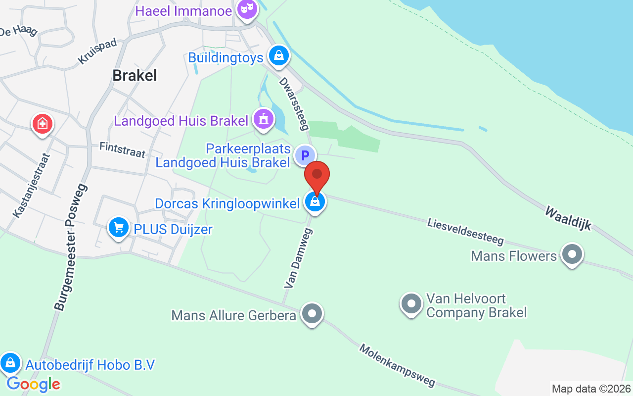 Afbeelding van het parkingsgebied bij Dorcas Winkel Brakel, met groene zones en nabijgelegen wegen, benadrukt humanitaire hulp en armoedebestrijding in Oost-Europa.