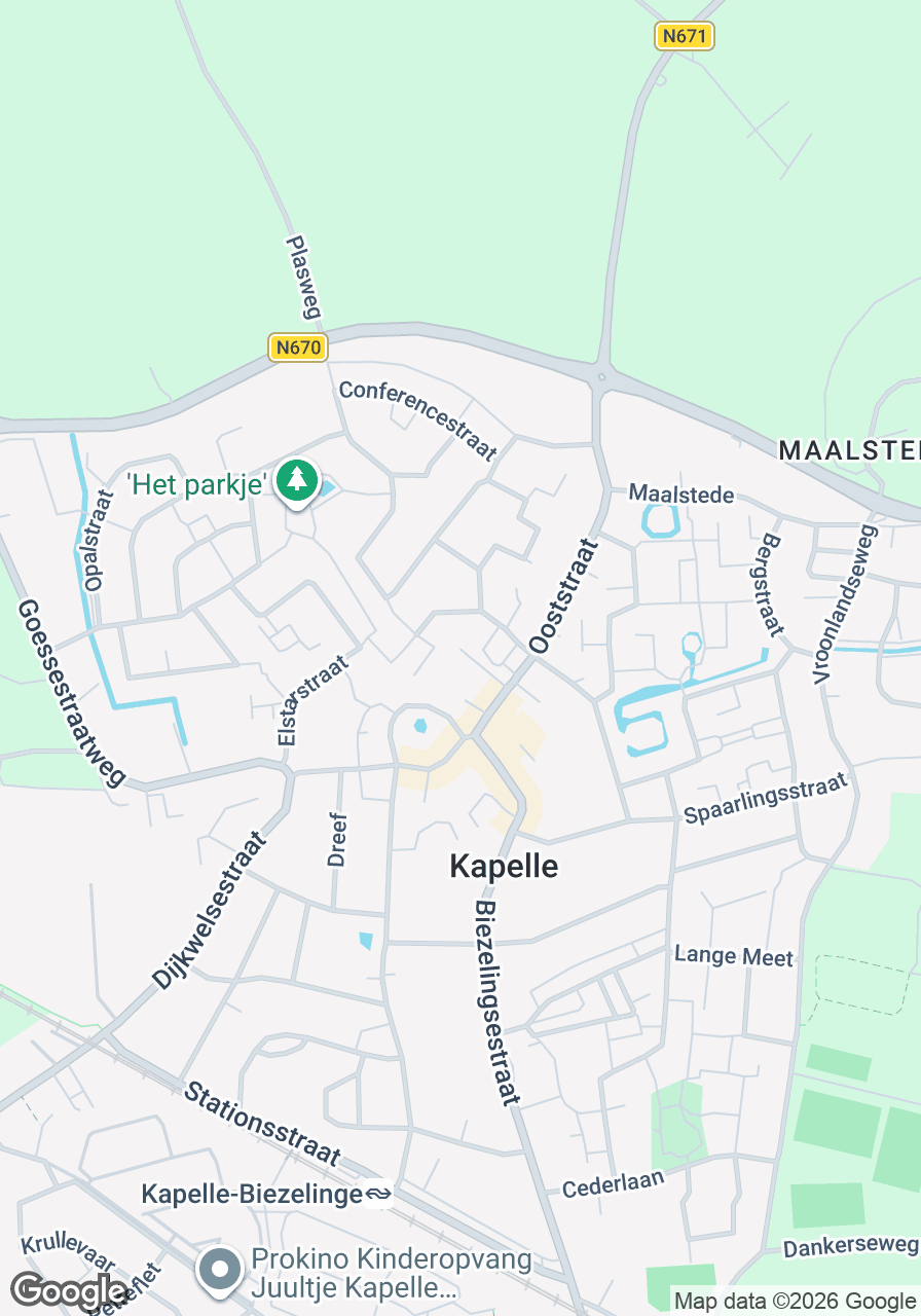Gezicht op de Dorcas Winkel in Kapelle, een lokale winkel voor tweedehands goederen en goede doelen.