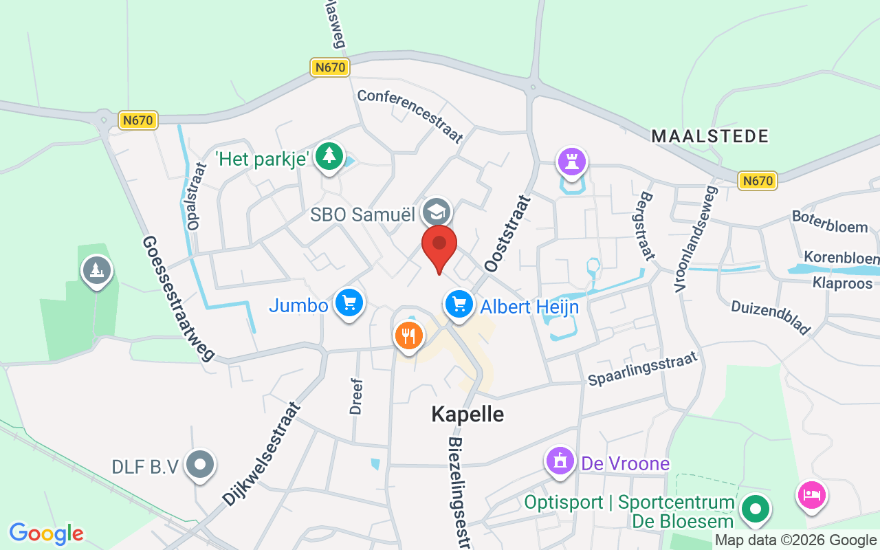 Gezicht op de Dorcas Winkel in Kapelle, een lokale winkel voor tweedehands goederen en goede doelen.