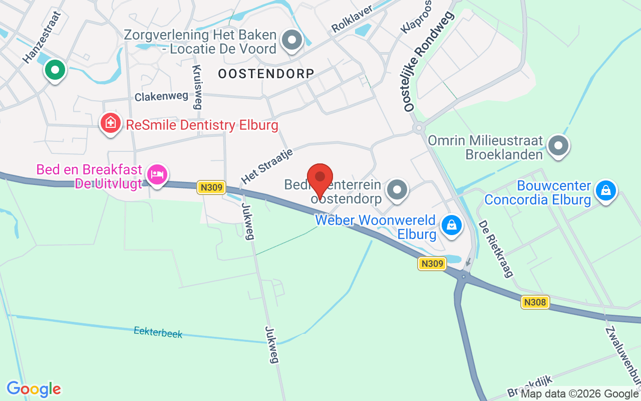 Een foto van de Dorcas Winkel in Elburg, gelegen aan de N309, met de ingang en winkeluitstraling zichtbaar.