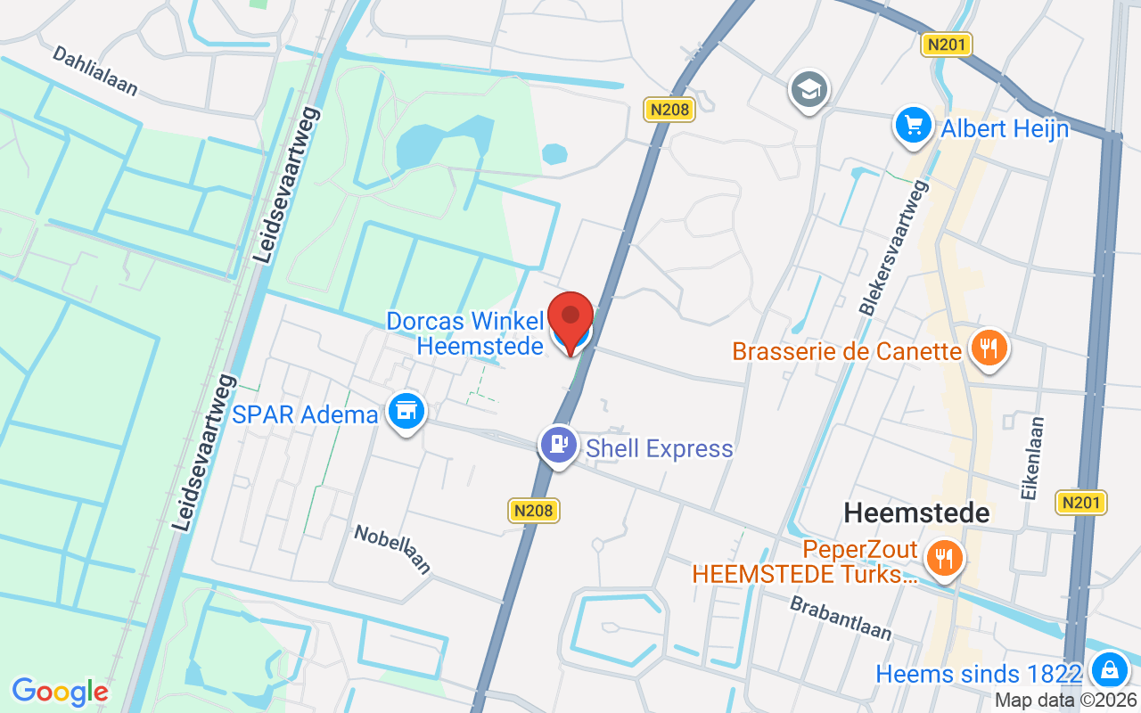 Een foto van de ingang van de Dorcas Winkel in Heemstede, gelegen aan de N208, met zicht op de winkel en omgeving.