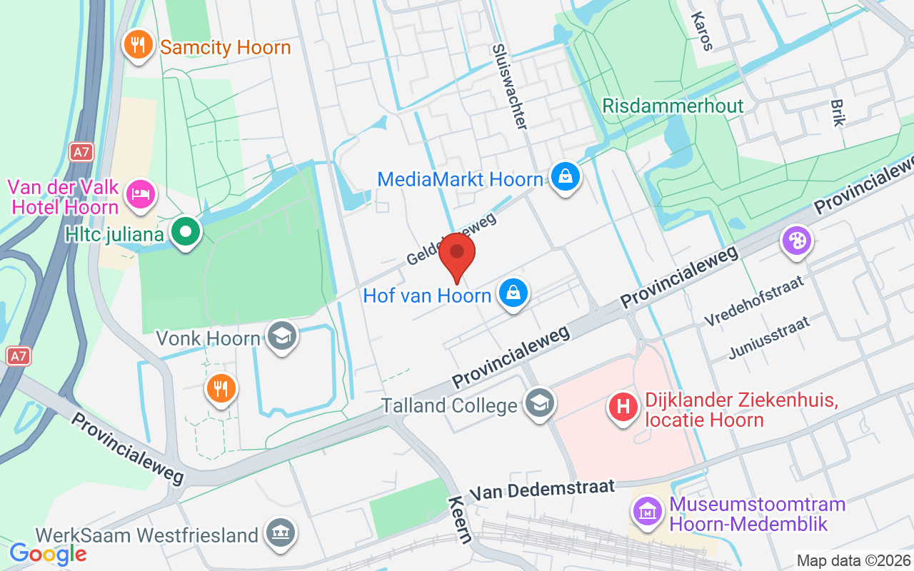 Gezicht op de Dorcas Winkel in Hoorn, met winkelpanden en straatbeeld.
