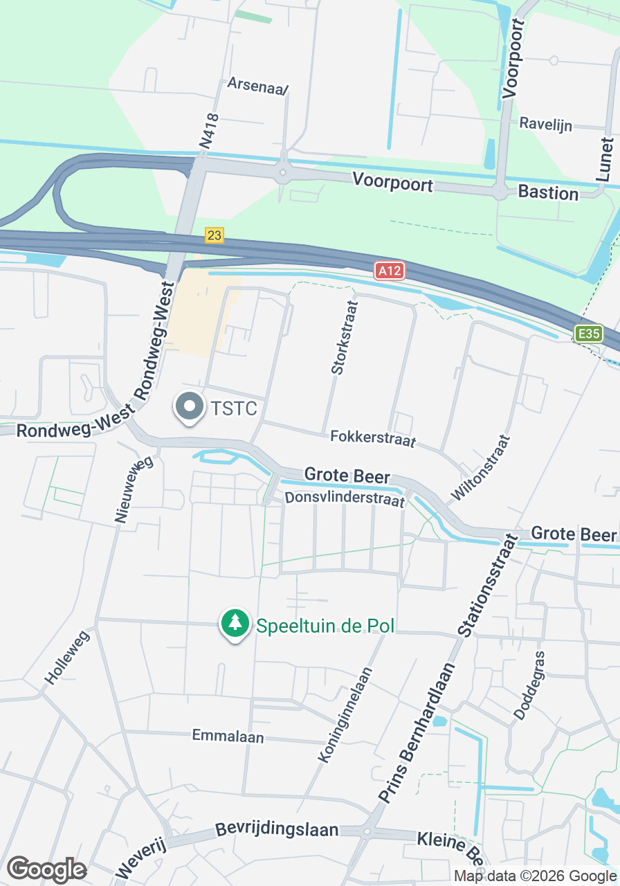 Afbeelding van de ingang van Dorcas Winkel Veenendaal, gelegen aan de Grote Beer, met zicht op de winkel en omgeving in Veenendaal.