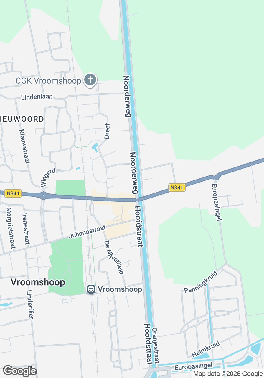 Een foto van de ingang van de Dorcas Winkel in Vroomshoop, met zicht op de winkel en omgeving.