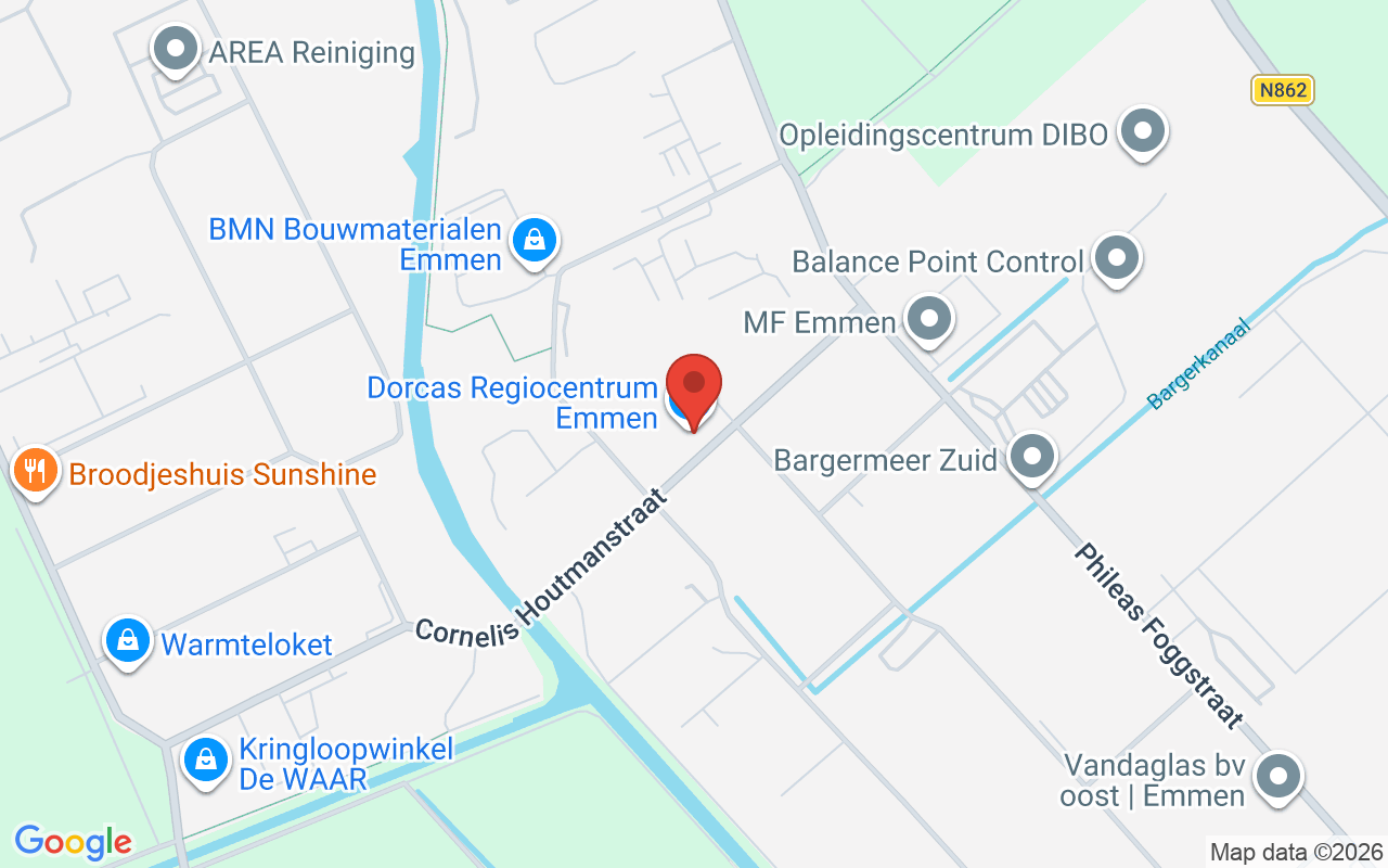 Gezicht op de Dorcas Winkel in Emmen, gelegen aan de Cornelis Houtmanstraat, met nabijgelegen winkels en voorzieningen.