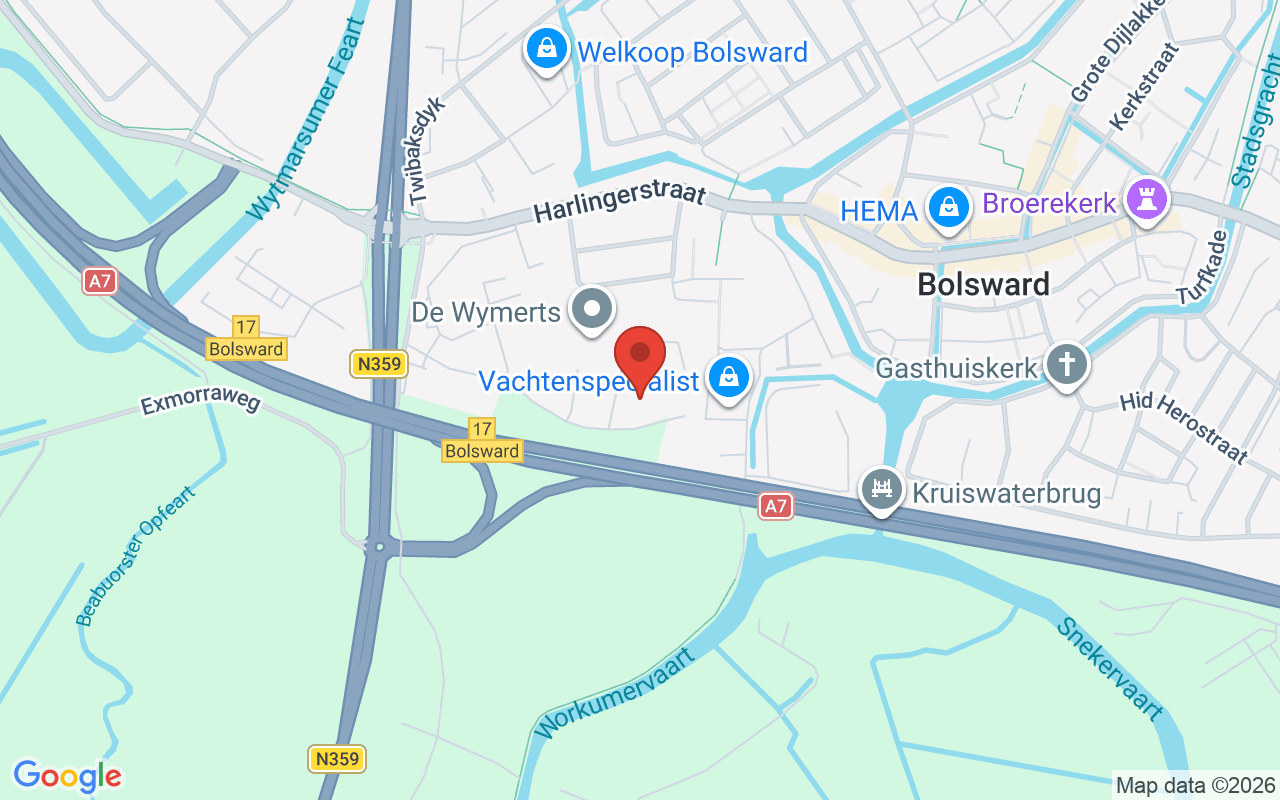 Afbeelding van de Dorcas Winkel in Bolsward, met zicht op de winkelstraat en omgeving.