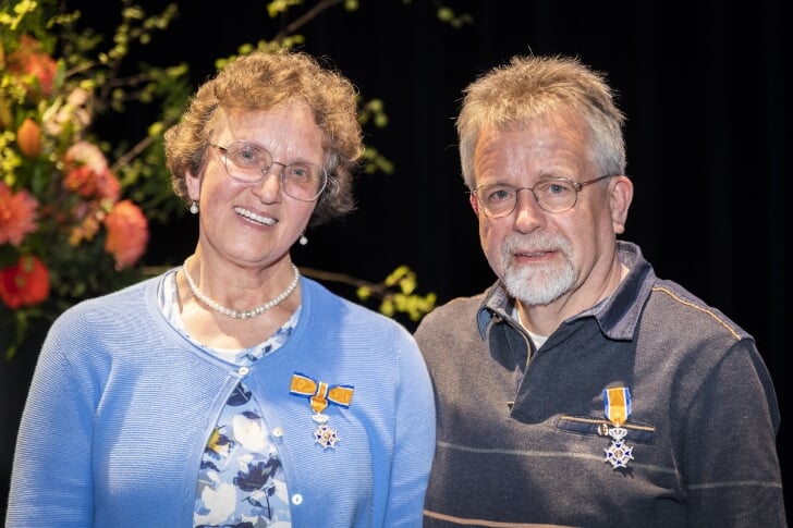 Vrijwilliger Letty en haar man Rijk met hun lintje