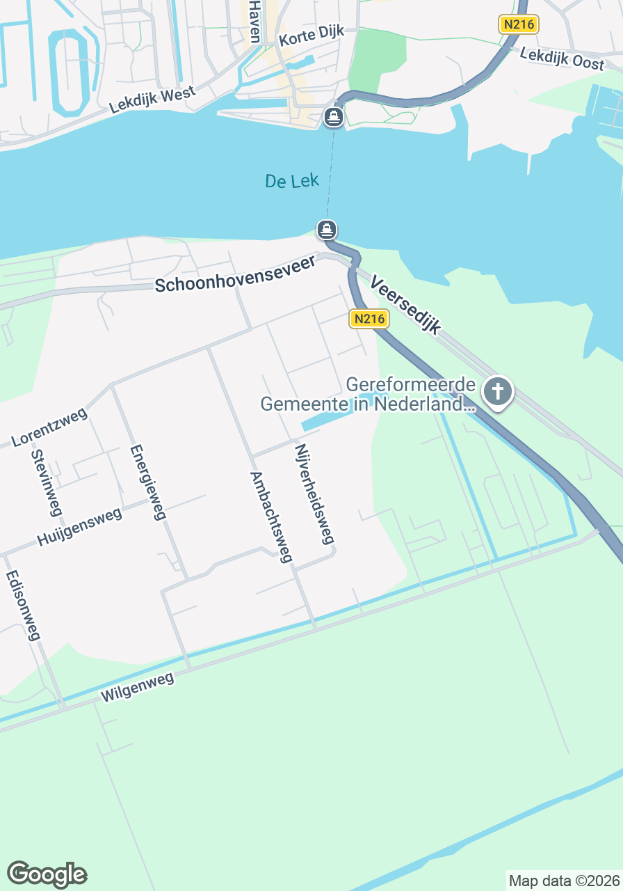 Afbeelding van de ingang van de Dorcas Winkel in Groot-Ammers, gelegen aan de Eengerweg, met zicht op de omgeving en parkeerplaatsen.