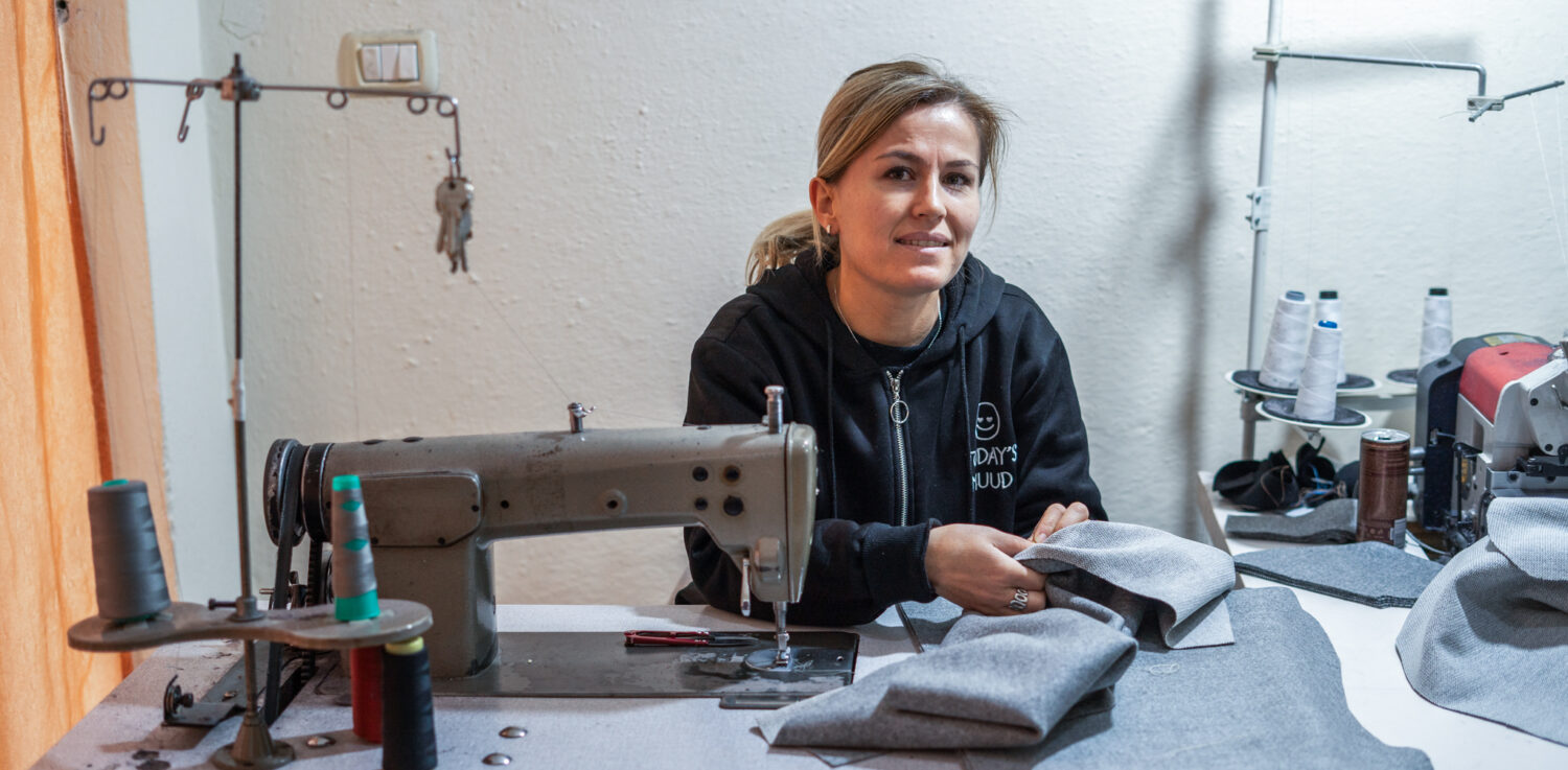 Emirjona uit Albanië heeft nu haar eigen naaiatelier.