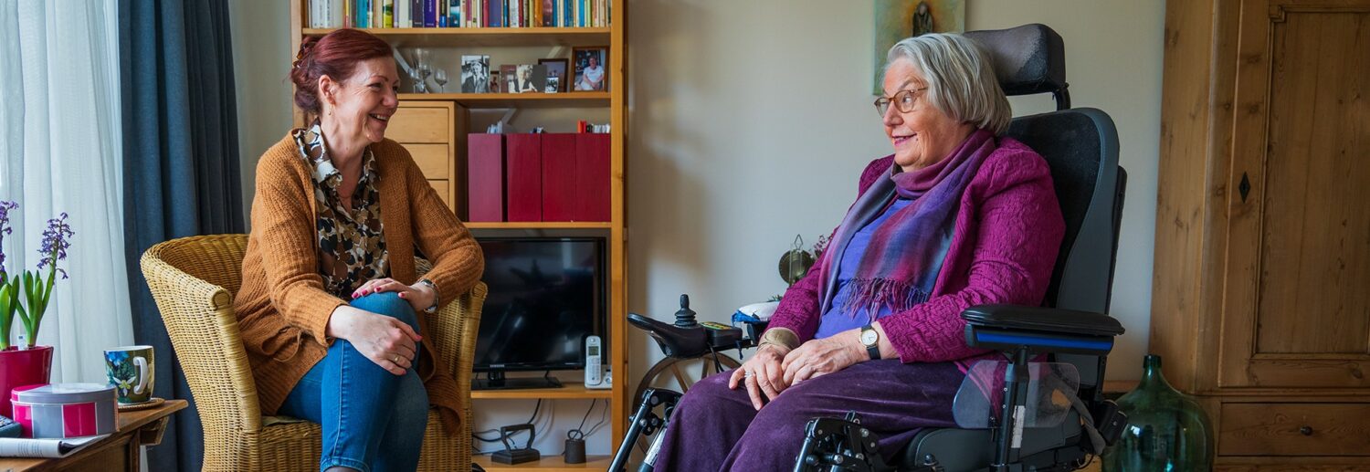 Dorcas-medewerker op bezoek bij nalater