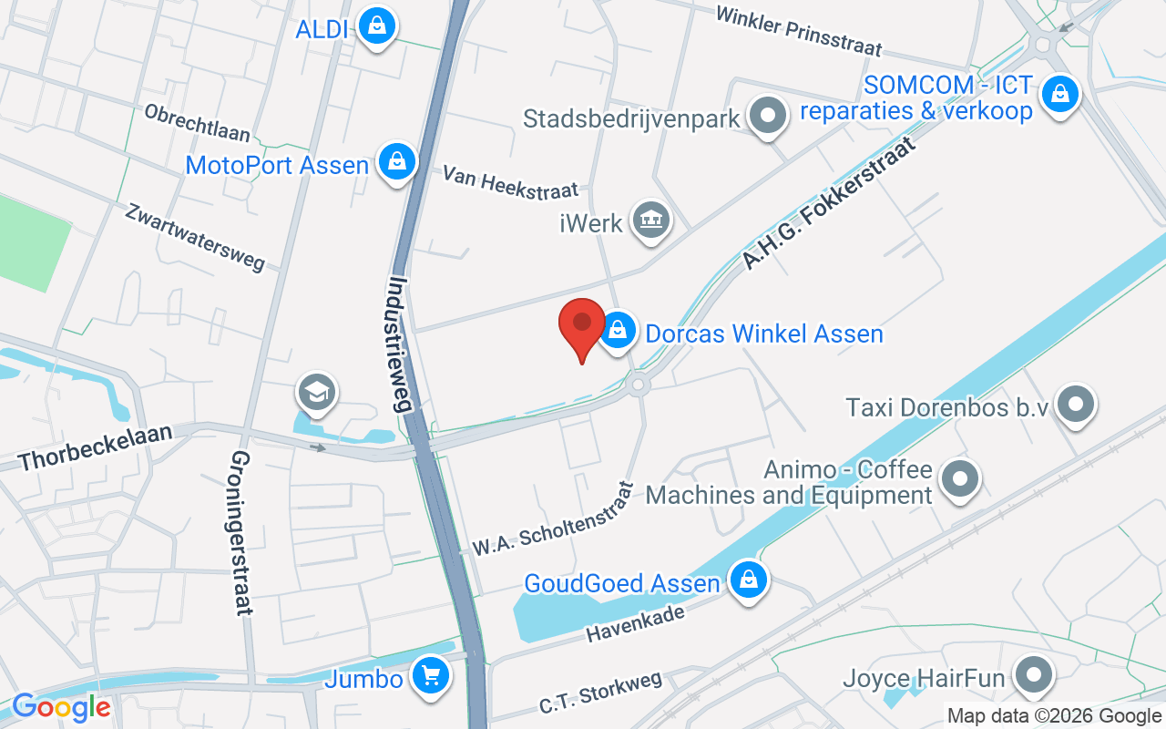 Gezicht op de Dorcas Winkel in Assen, met zicht op de ingang en omgeving, waar klanten tweedehands kleding en spullen kunnen kopen.