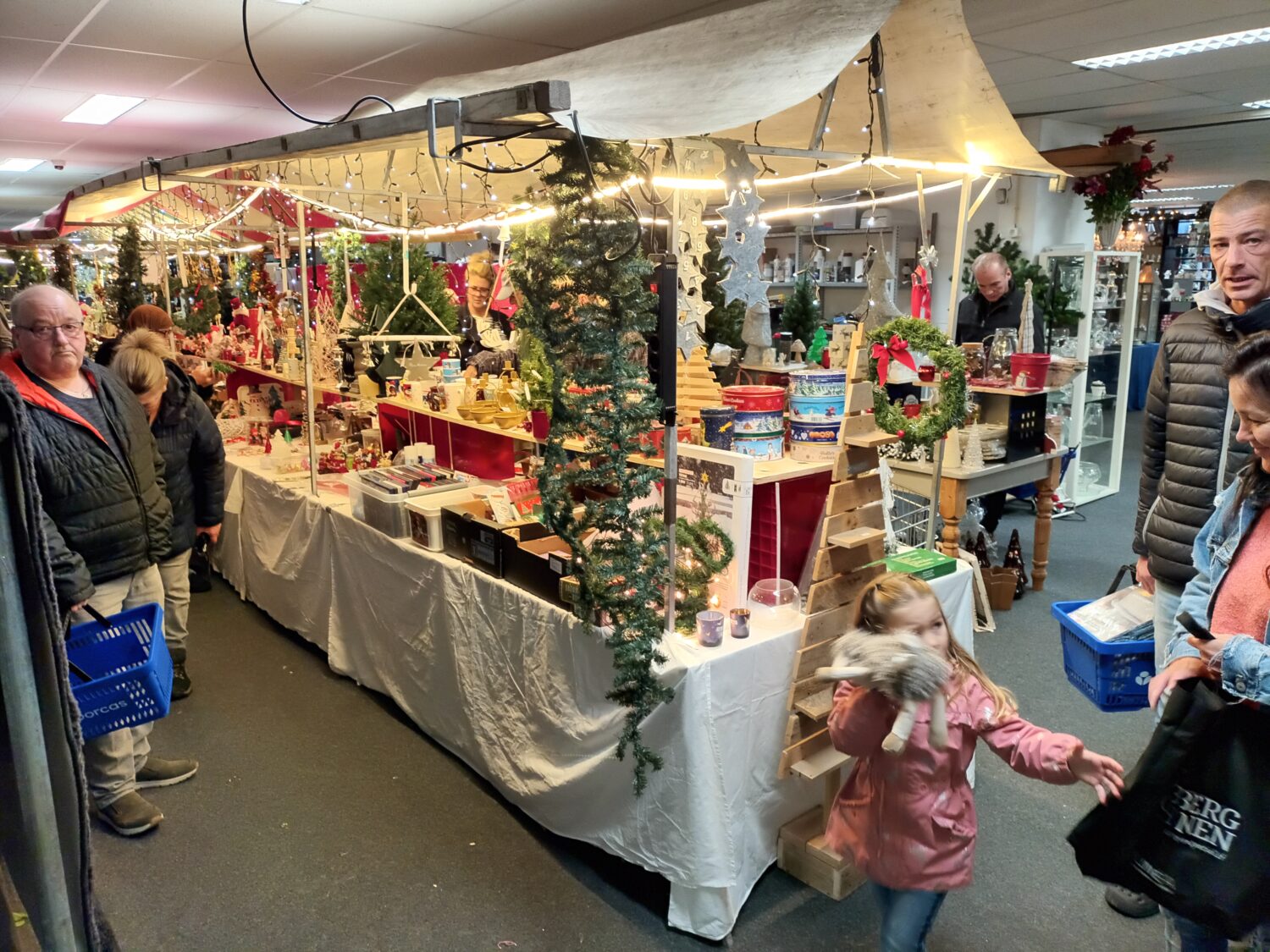 Vrolijke kerstmarkt met handgemaakte kerstdecoraties en cadeaus bij Dorcas.