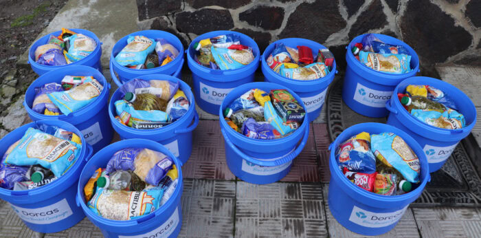 Voedselhulp containers vol met basisvoedingsmiddelen voor hulpbehoevenden.