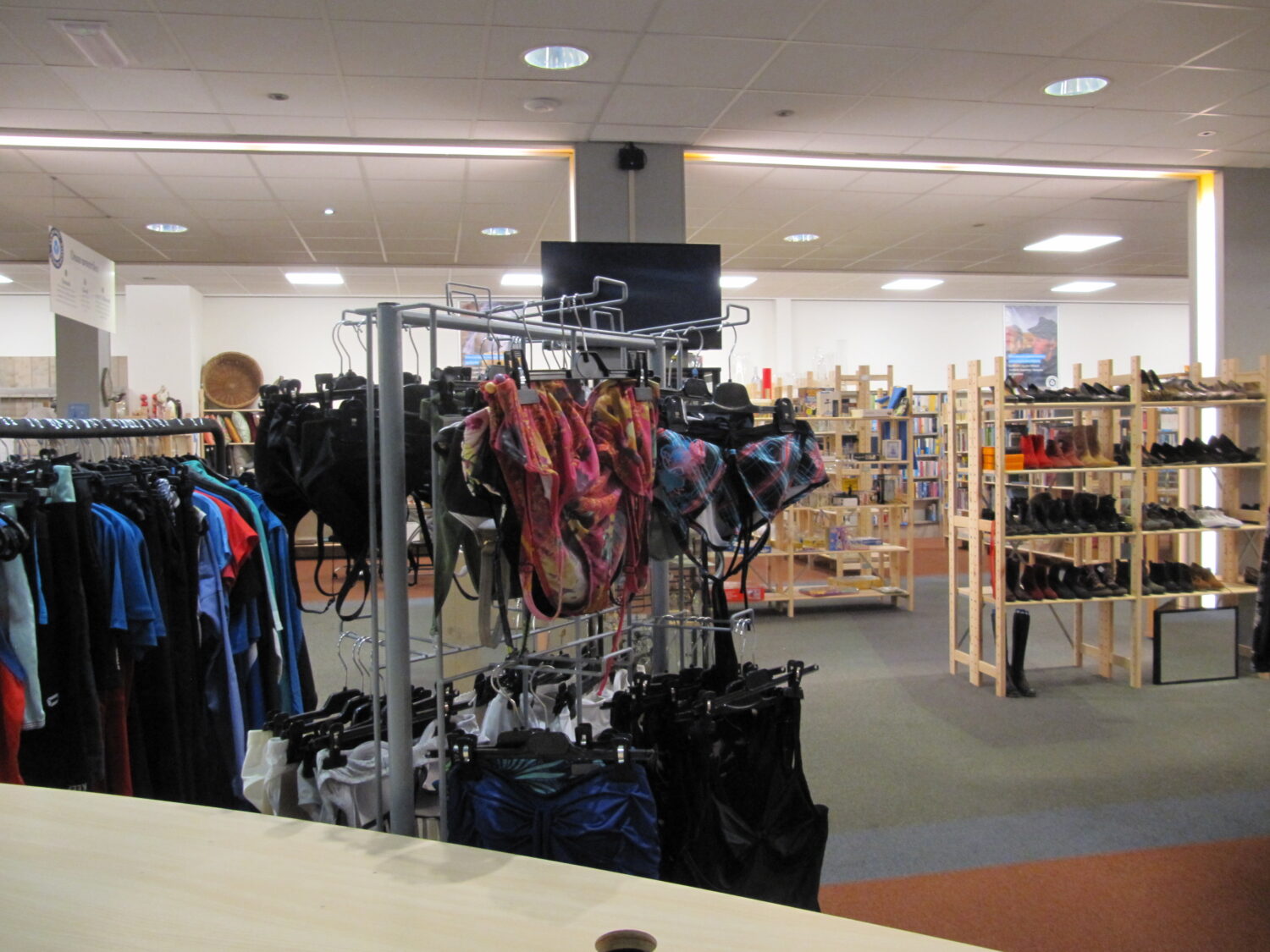 Dameskleding en accessoires aangeboden door Dorcas in een gezellige winkel.