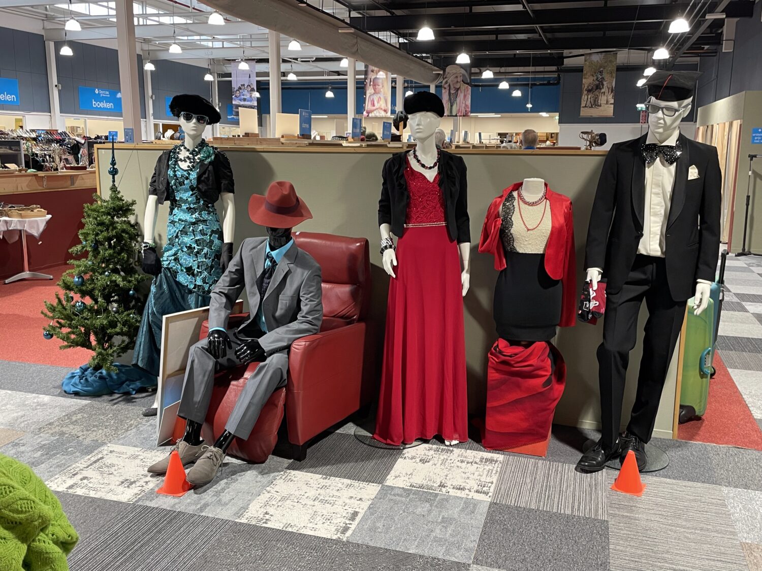 Mannequins met feestelijke en formele kleding voorjaars- en winterstijl, geschikt voor speciale gelegenheden, display in Dorcas winkel.