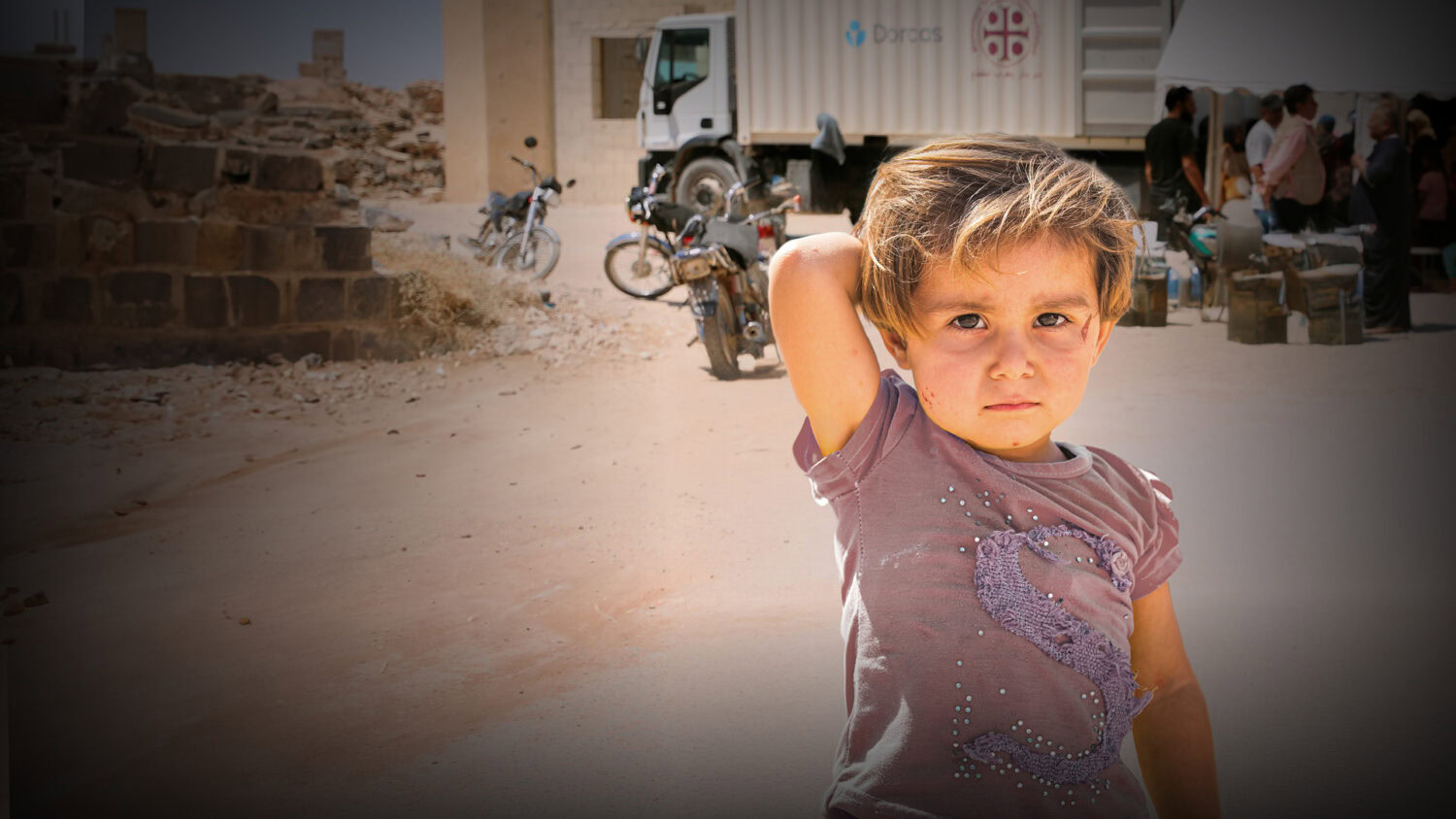 Arme jong kind met schaafwonden op gezicht, staat op stoffige straat in Syrië, hulpactie Dorcas, humanitaire hulp voor kinderen in conflictgebieden.