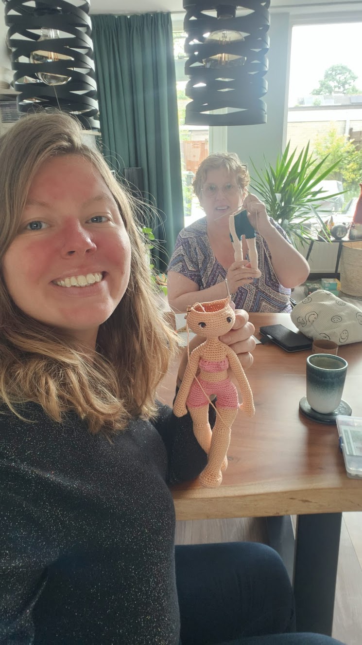 Gezellige bijeenkomst met handgemaakte gehaakte pop en creatieve activiteiten bij Dorcas.