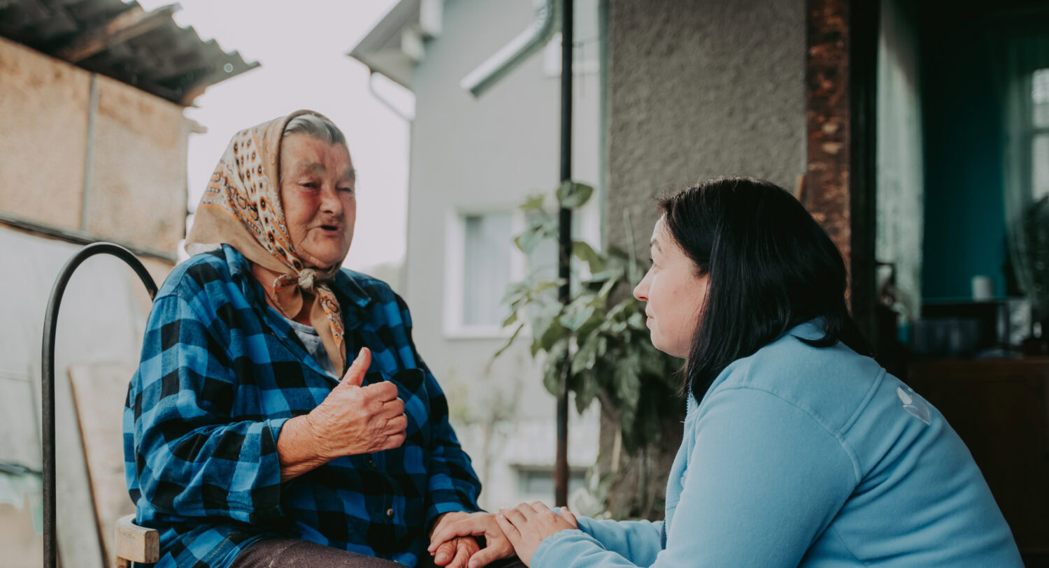 Oudere vrouw en verzorgende in huis, intiem moment, zorgverlening, warmte en aandacht, menselijke connectie, comfort en veiligheid thuis, thuiszorg, mantelzorg, ondersteuning ouderen.