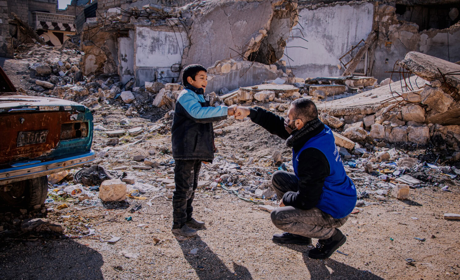 Helpende in humanitaire situatie aardbevingsgebied, kinderhelp en steun, liefdadigheidswerk door Dorcas, humanitaire hulp, reddingsactie, solidariteit en hoop voor getroffenen.