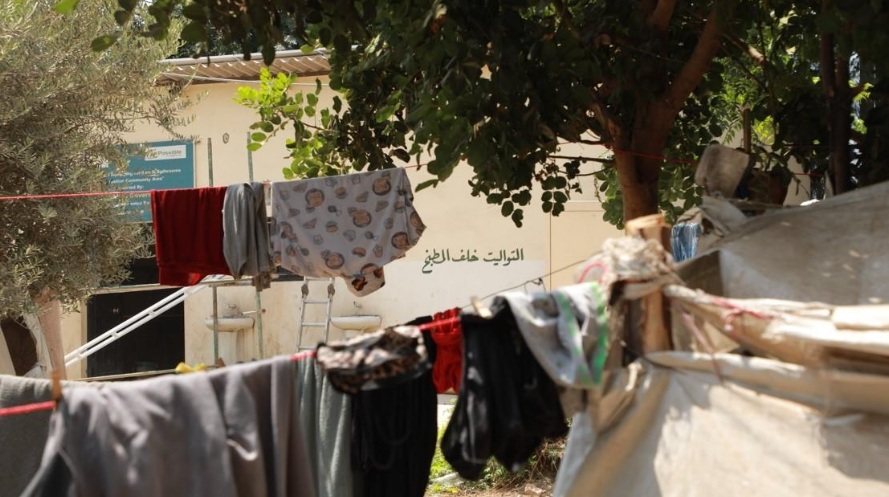 Kleding die buiten op een waslijn hangt onder een boom