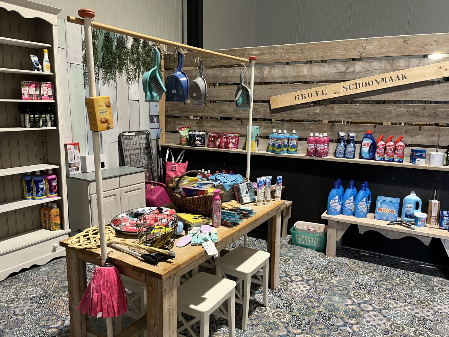 Creatieve tweedehandswinkel met uitgebreide collectie schoonmaak- en huishoudartikelen, inspiratie voor duurzame koopkeuzes, gezellige sfeer en uniek assortiment.