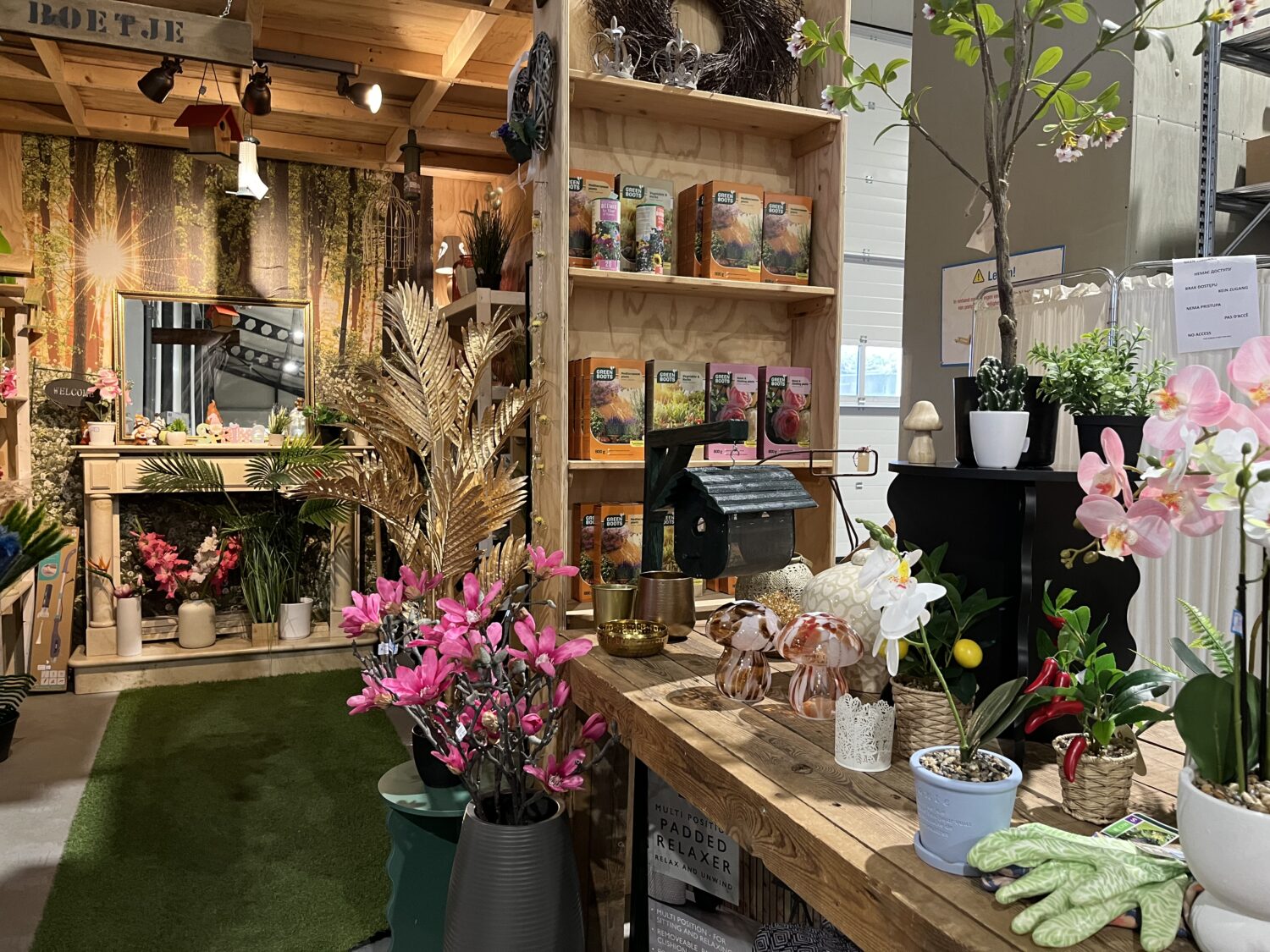 Gezellige winkel met kunstmatige en echte planten, decoratieve items en cadeauartikelen bij Dorcas, perfect voor een unieke en kleurrijke winkelbeleving.