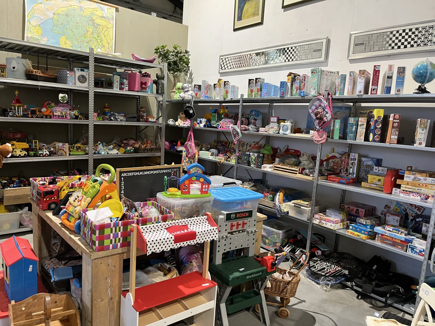 Diverse tweedehands speelgoed en kinderspullen bij Dorcas kringloopwinkel, grote collectie voor kinderen en gezinnen, duurzaam kopen, goede kwaliteit, uitgebreide keuze voor jong en oud.