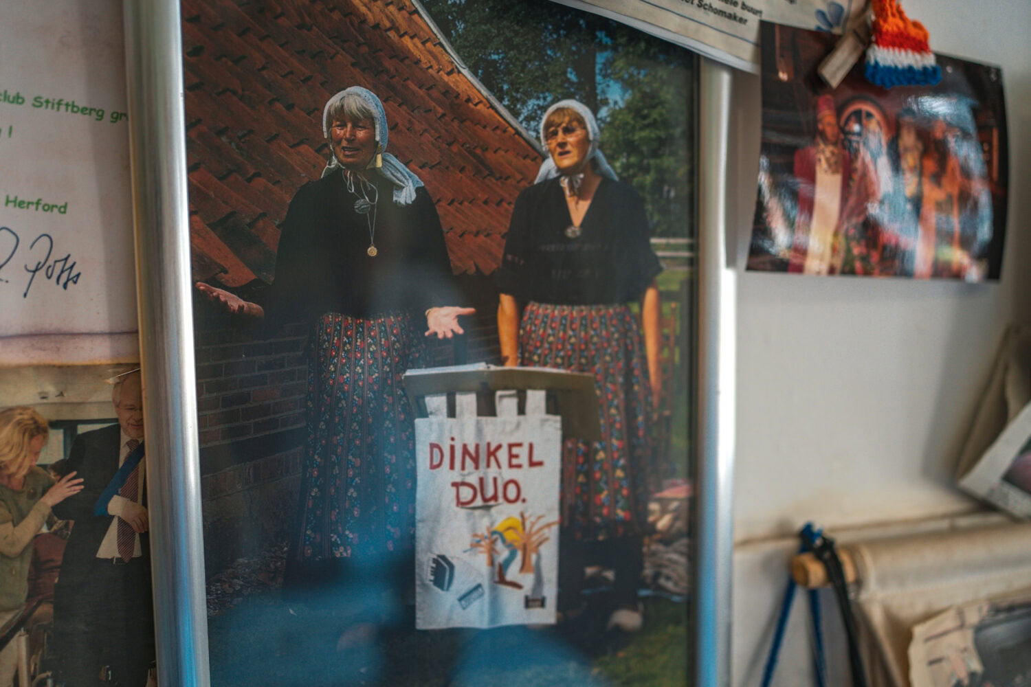 Authentiek beeld van twee vrouwen in traditionele Nederlandse klederdracht tijdens een folkloristische gebeurtenis.