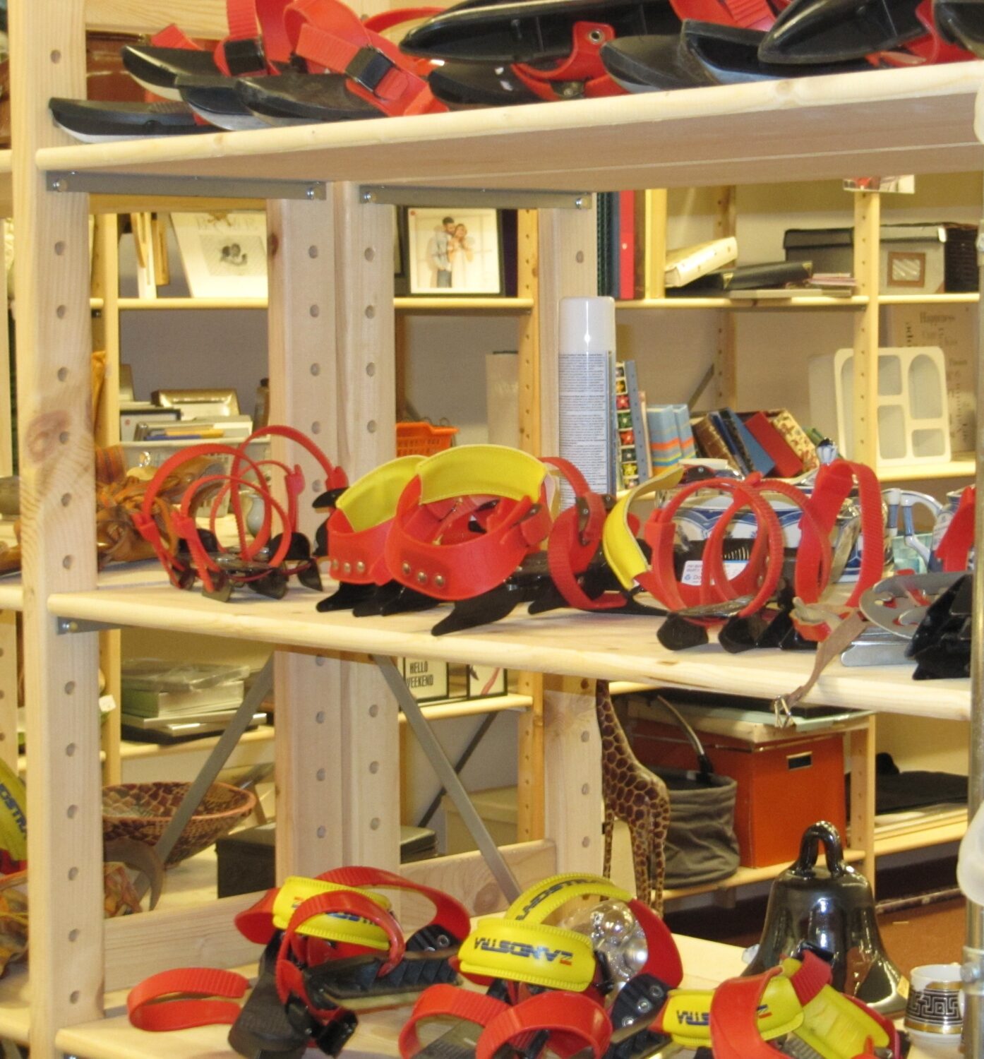 Safety skateclamps en accessoires op een houten winkelrek bij Dorcas.