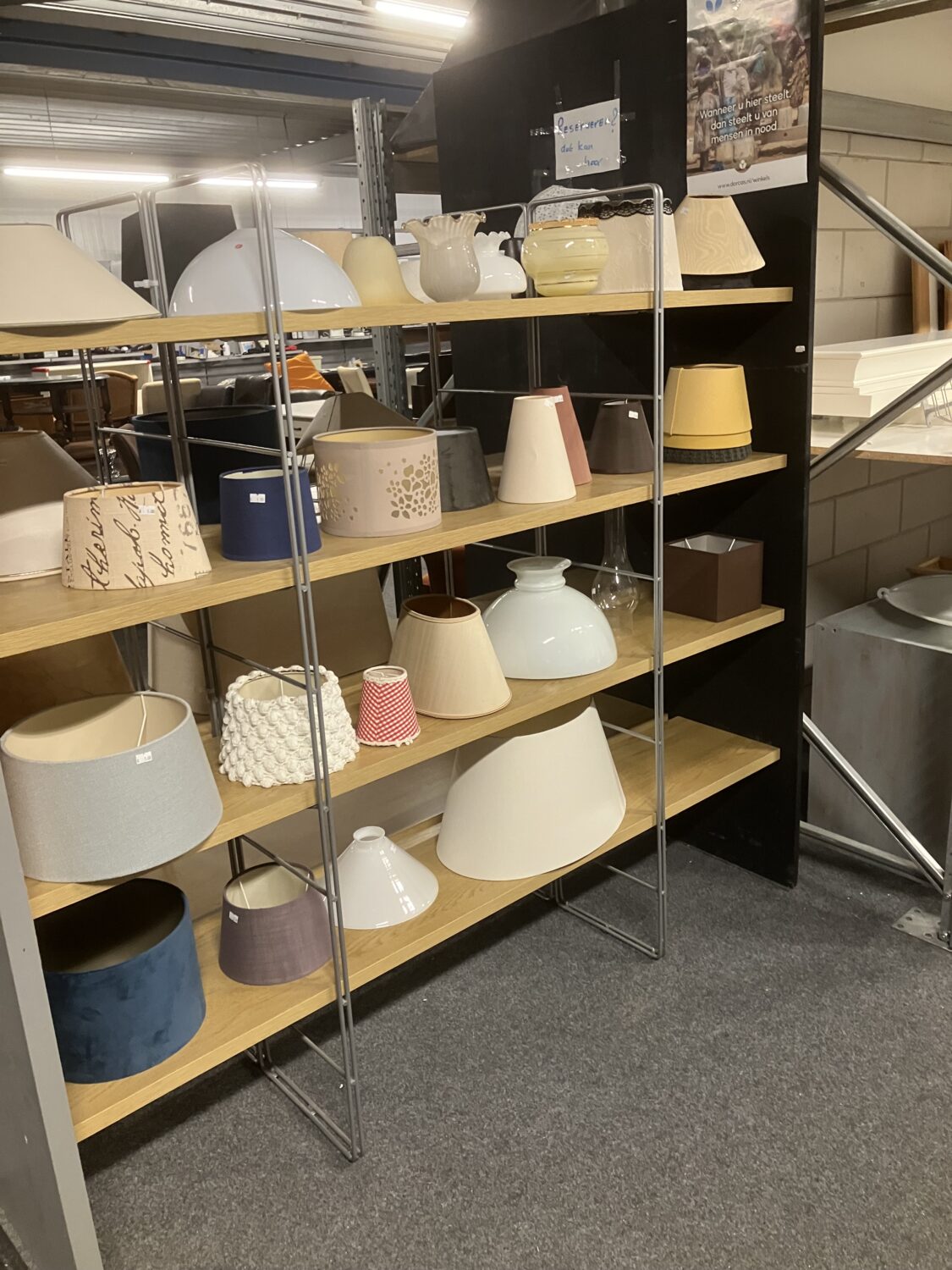 Decoratieve tafel- en vloerlampen in diverse vormen en kleuren, te koop bij Dorcas, voor het verfraaien van uw interieur.