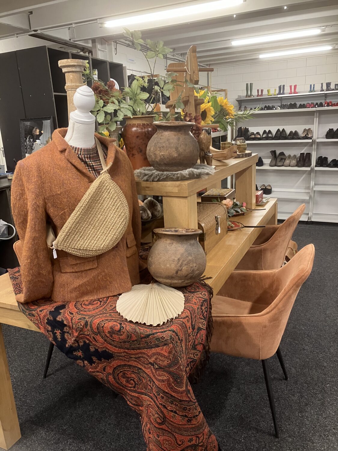 Vintage wandmeubel met warme aardetinten en decoratie.