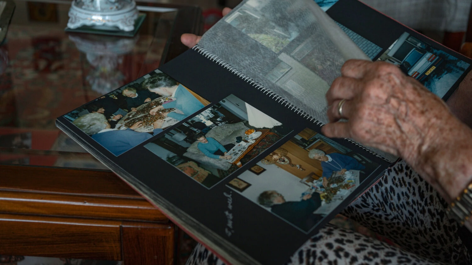 Oma bekijkt een fotoalbum met herinneringen aan familie en speciale momenten.