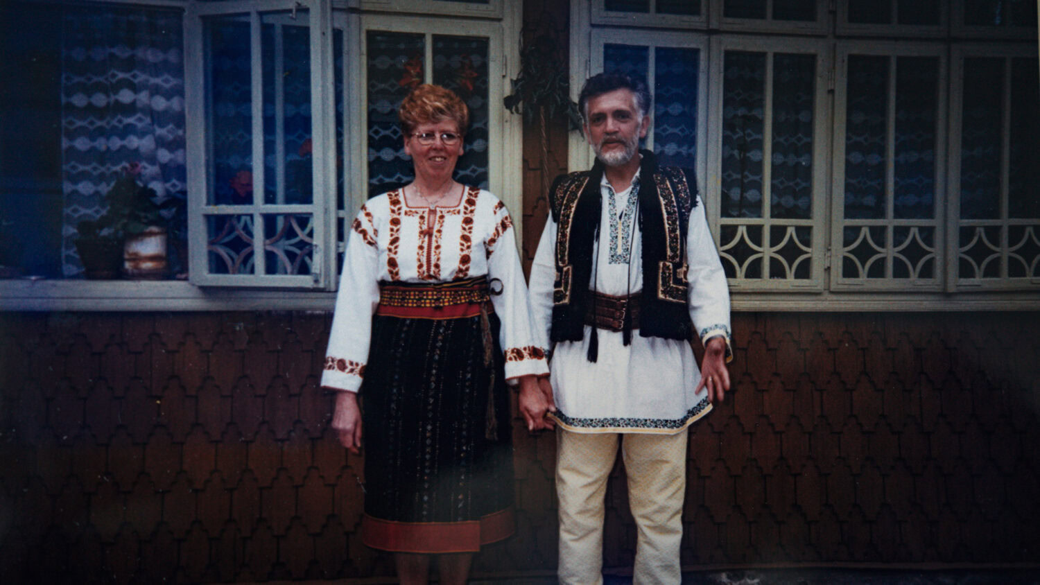 Traditioneel folklore kostuum met man en vrouw, bijpassende handgemaakte textiel, voor culturele evenementen en festiviteiten.