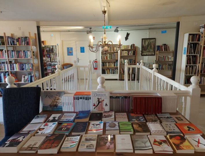 Een overzicht van een boekenwinkel met diverse boeken en leesmaterialen uitgelicht, aantrekkelijke sfeer, gezellig leeshoekje en inspirerende collectie.