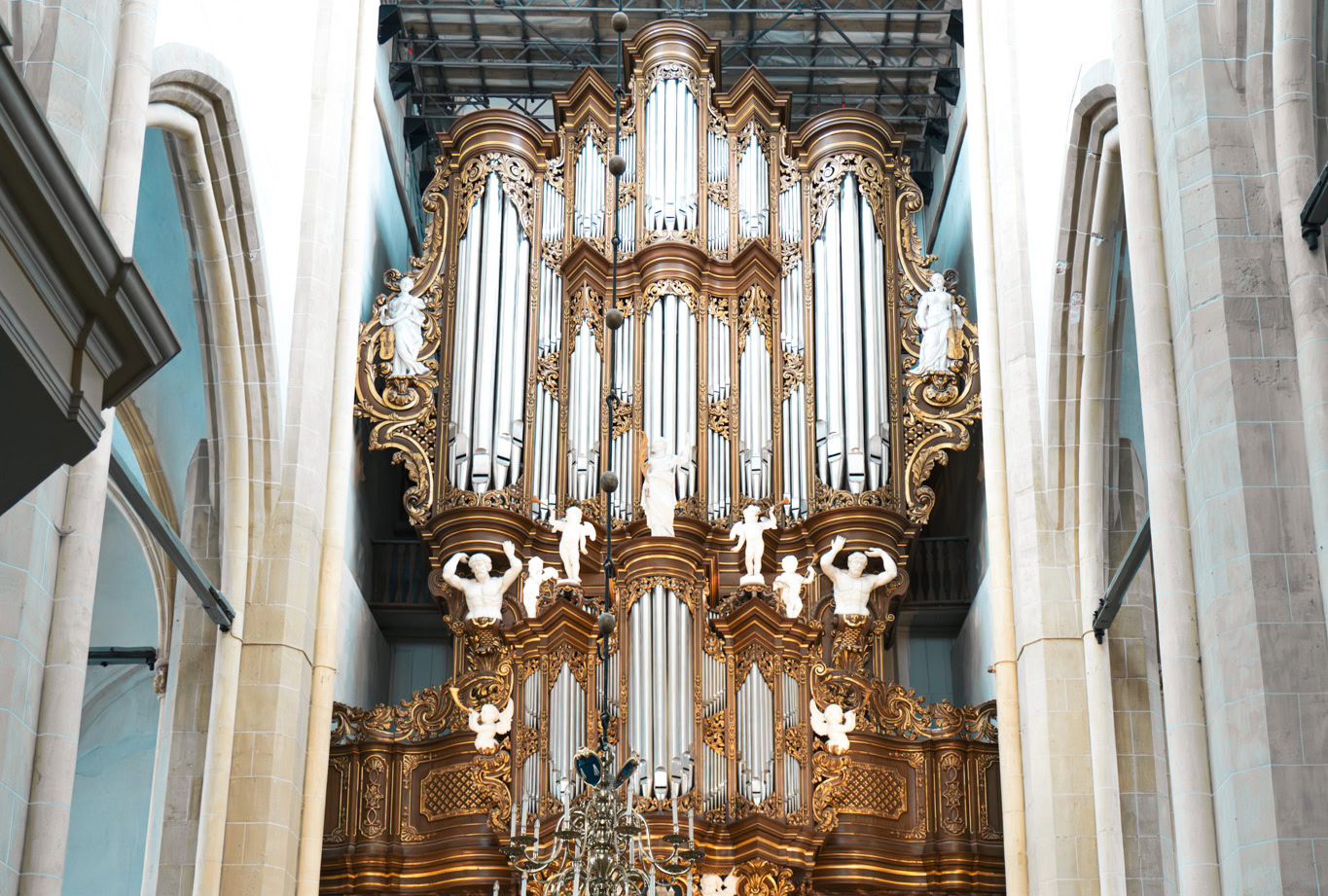 Gedetailleerde foto van een groot, barokke kerkorgel met gouden decoraties en witte pijpen, geplaatst in een historische kerk tijdens de Psalmenmarathon.