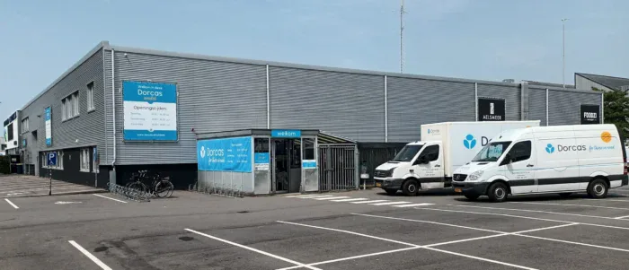 Een overzicht van de automatische concepten en logistieke faciliteiten bij Dorcas, inclusief vrachtwagens en opslagruimte voor efficiënte distributie.