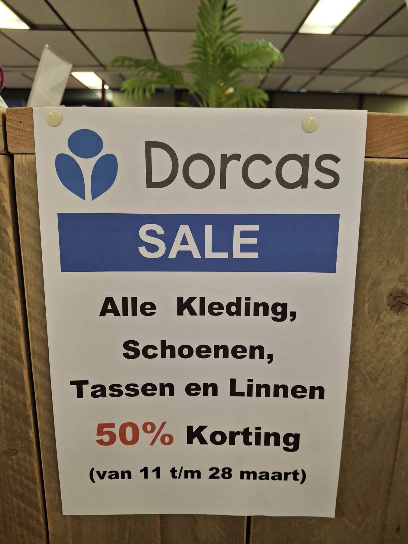 Promotiesticker voor Dorcas met 50% korting op alle kleding, schoenen, tassen en linnen van 11 tot en met 28 maart.