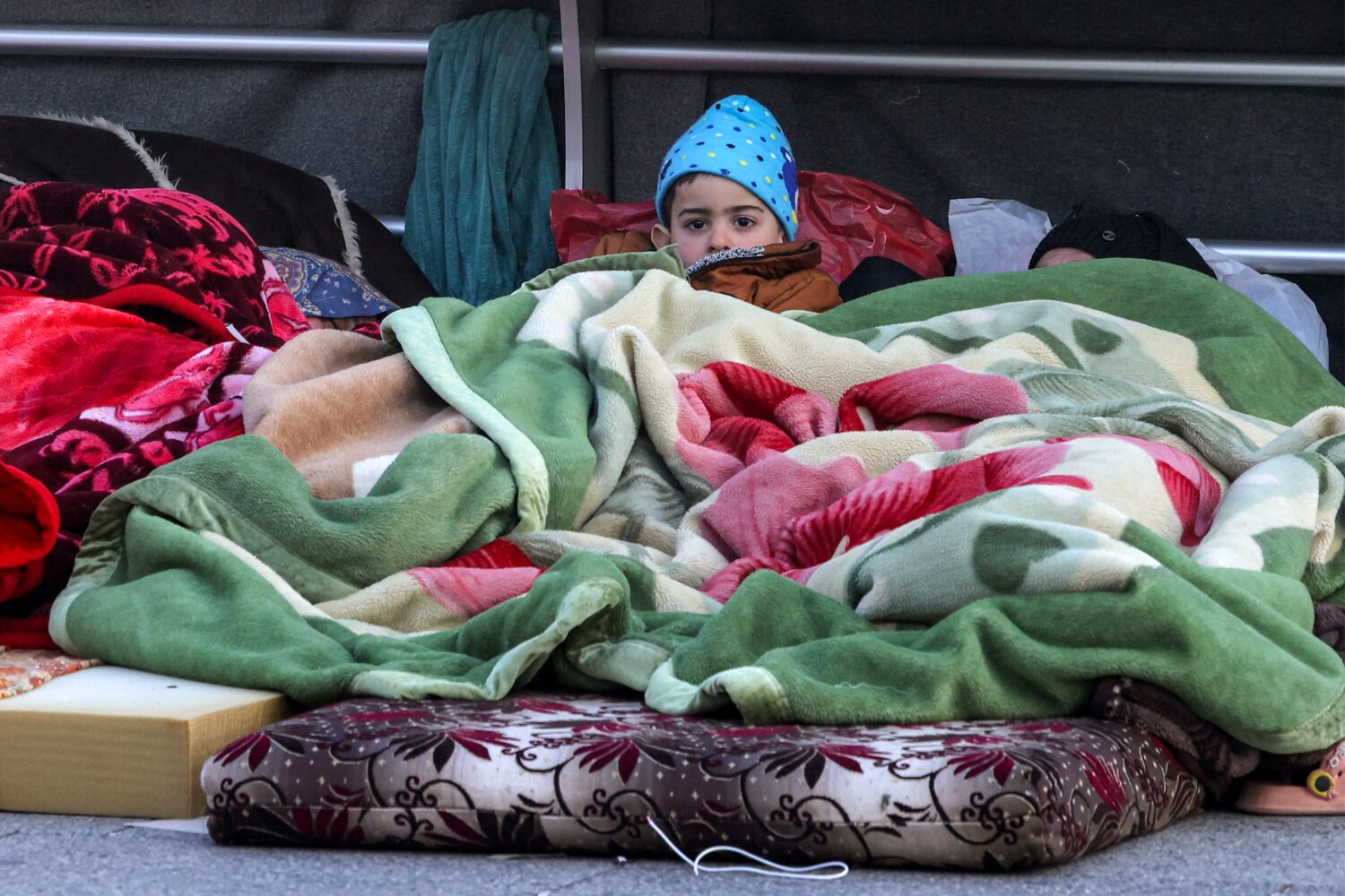 Een kind onder een deken op de bedbank in een opvangcentrum in Libanon, dat steun ontvangt via Dorcas.