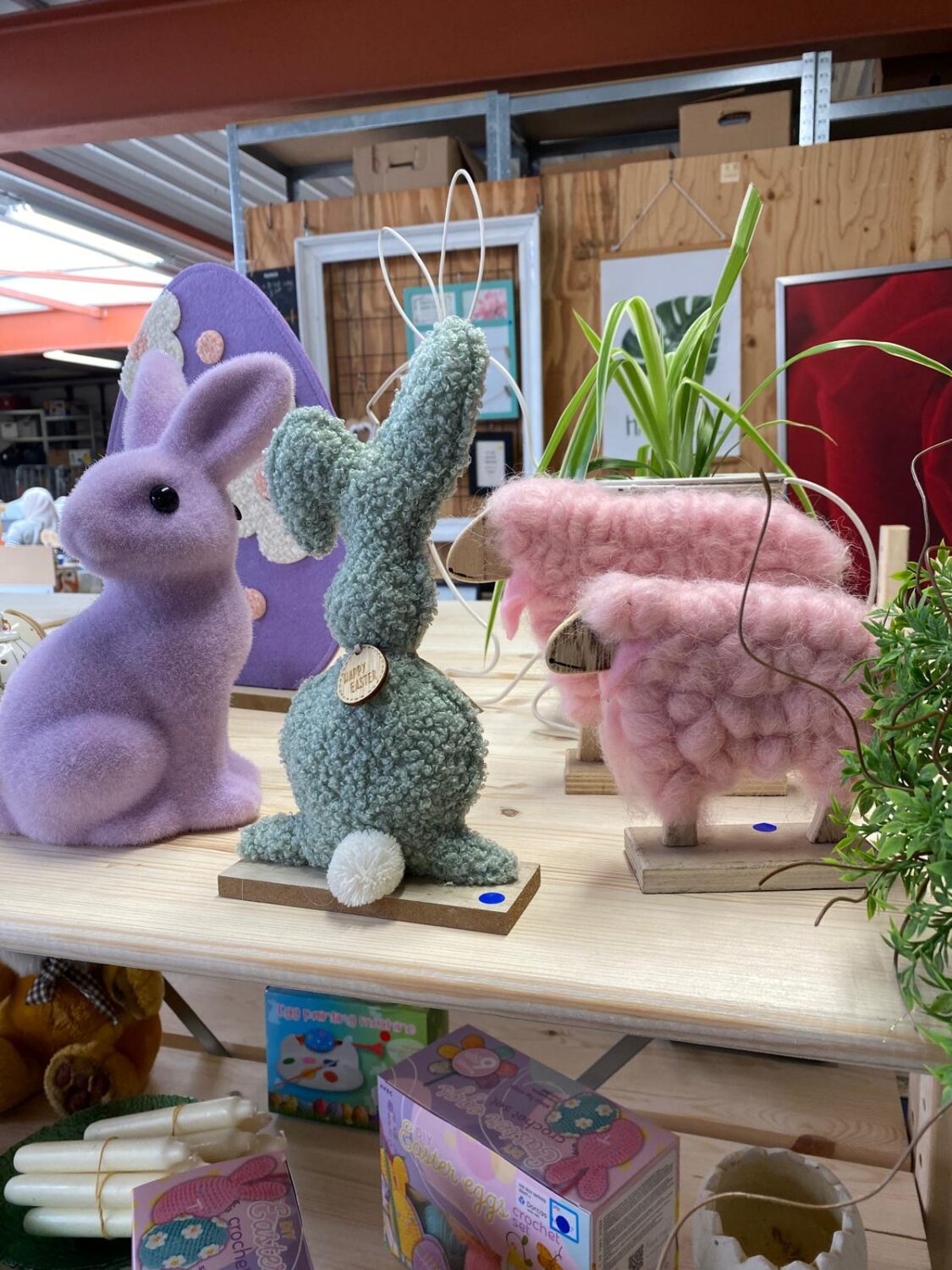 Decoratieve knuffelkonijnen en plantenaccessoires voor thuis of cadeau.