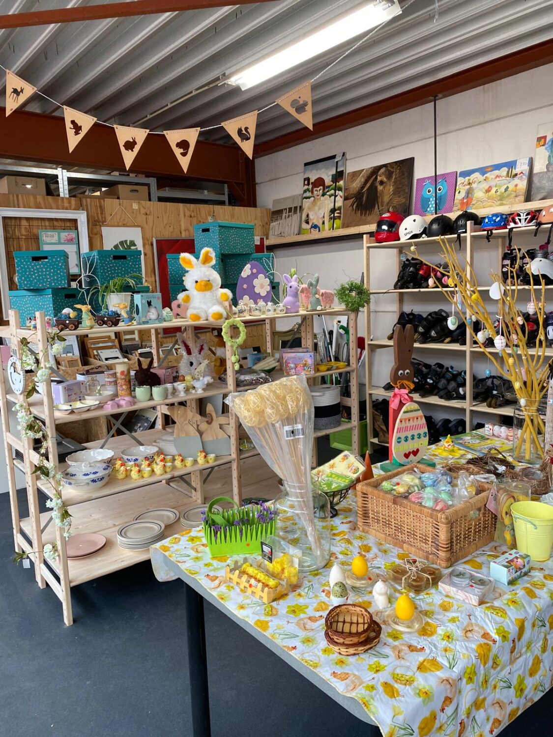 Een overzicht van een verkoopkraam met diverse handgemaakte cadeaus, decoraties en accessoires, ideaal voor een markt of evenement.
