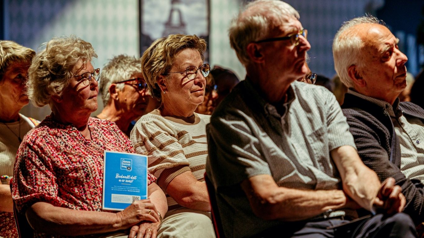 Mensen luisteren aandachtig tijdens een bijeenkomst over noodhulp en armoedebestrijding, georganiseerd door Dorcas in Oost-Europa, Oost-Afrika of het Midden-Oosten.
