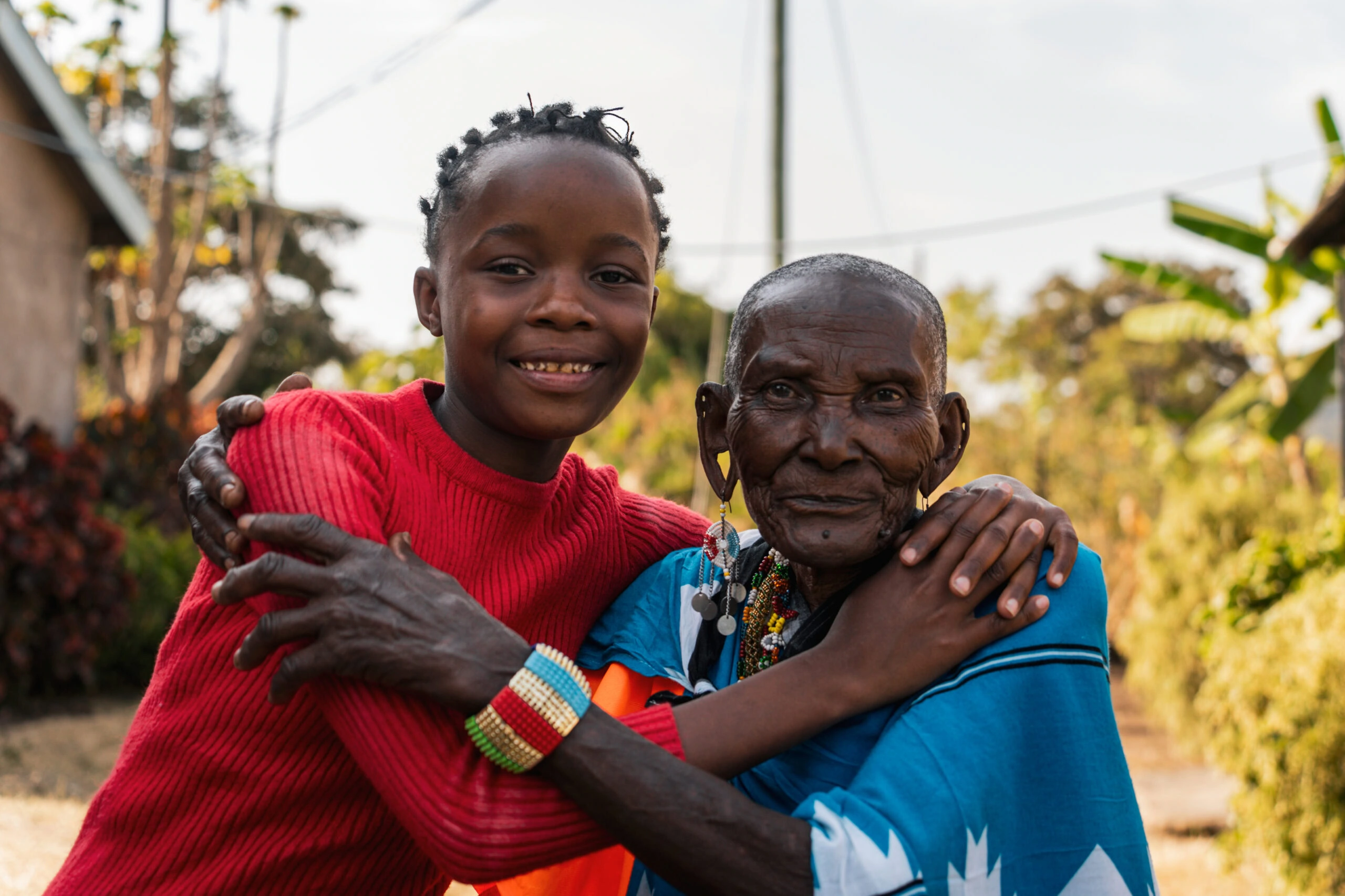 Oma met kleinkind in Tanzania